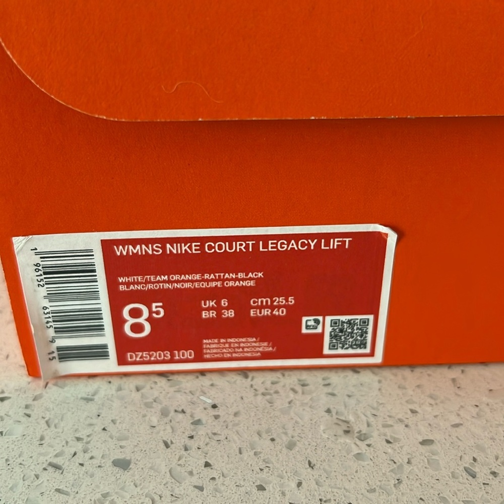 Woman’s Nike Court Legacy Lift size 8.5